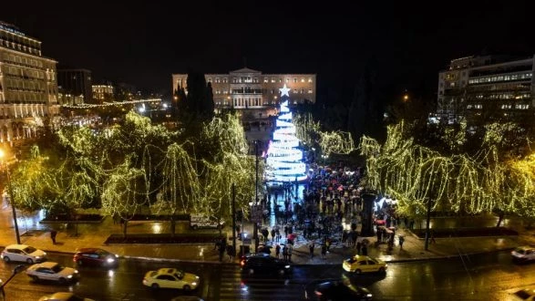 Φωταγωγήθηκε το χριστουγεννιάτικο δέντρο στην πλατεία Συντάγματος (εικόνες)
